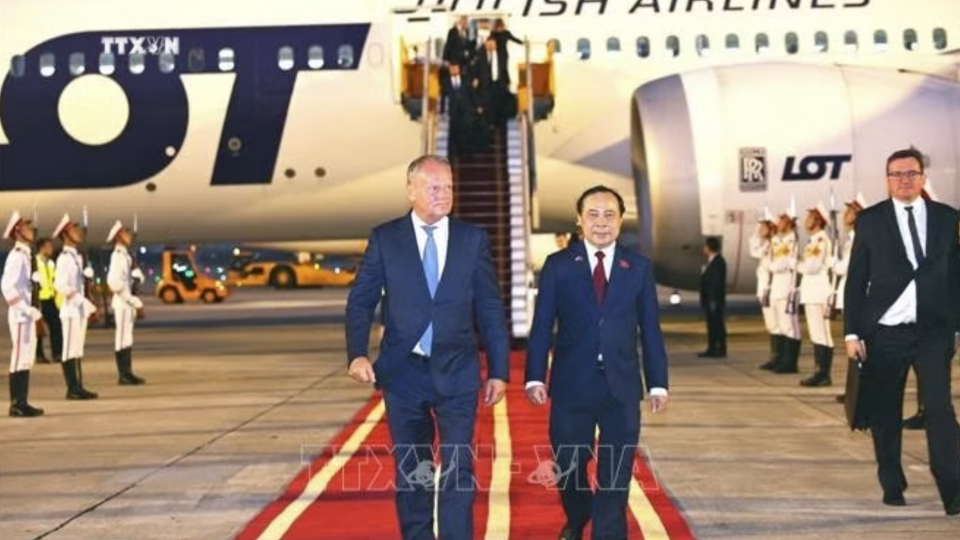 minister-of-science-and-technology-vu-hai-quan-welcomes-polish-prime-minister-donald-tusk-at-noi-bai-international-airport-in-hanoi.jpg