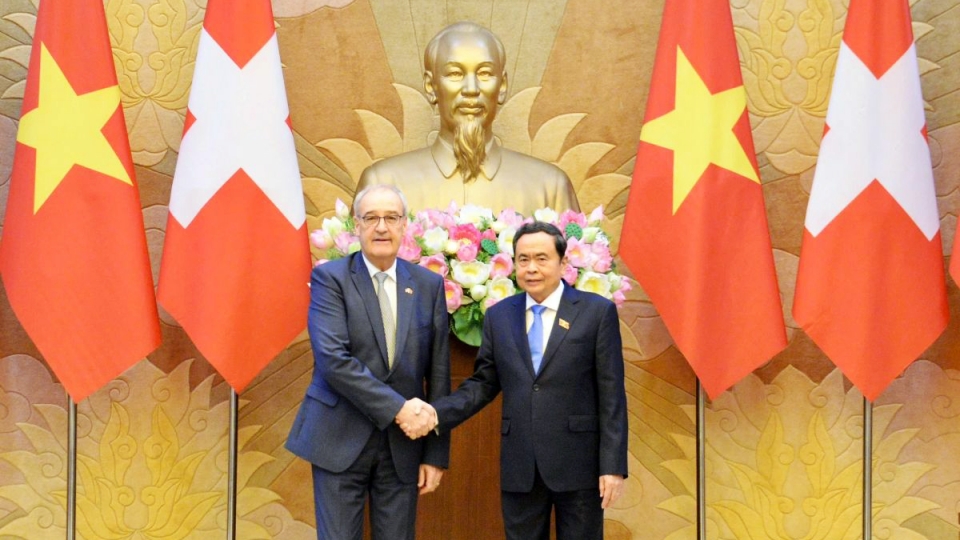 national-assembly-president-tran-thanh-man-and-swiss-president-guy-parmelin-in-hanoi-on-october-18-4.jpg
