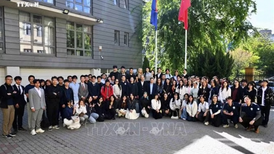new-students-and-representatives-of-the-embassy-take-a-commemorative-photo-at-the-vietnamese-embassy-in-hungary.jpg