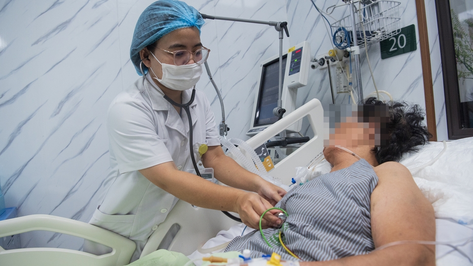 Phía sau những ca trực xuyên đêm của nữ bác sĩ đột quỵ