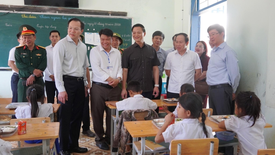 pho-thu-tuong-chinh-phu-le-tien-chau-tham-dong-vien-cac-hoc-sinh-dong-bao-dan-toc-thieu-so.jpg