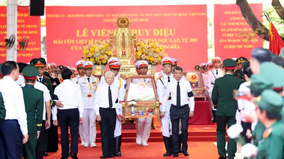 Vietnamese leaders and residents pay tribute to fallen soldiers in HCM City
