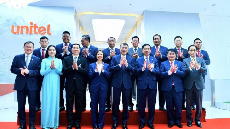 prime-minister-le-minh-hung-paid-a-working-visit-to-star-telecom-unitel-a-viettel-group-venture-in-laos.jpg