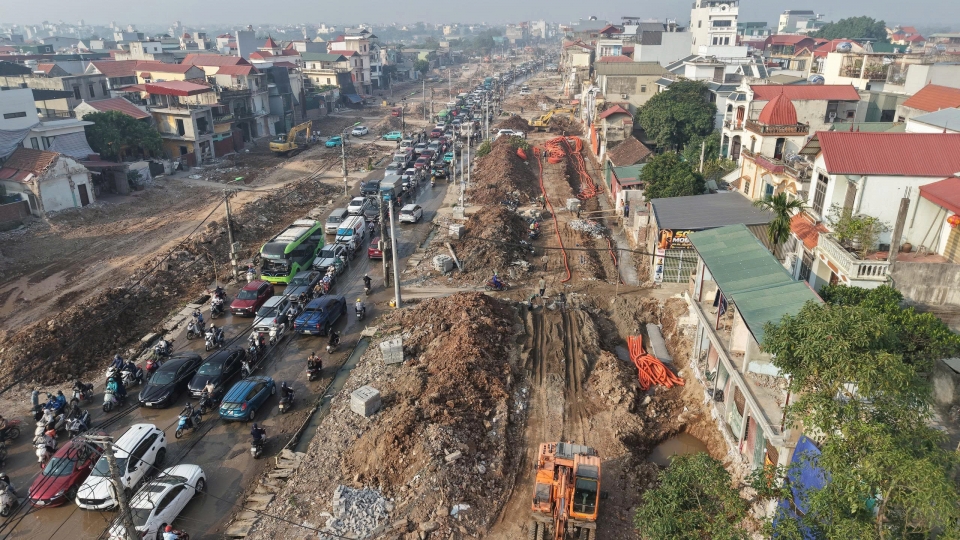 Xe cộ chật vật nhích từng mét trên đại công trường Quốc lộ 6 - Xuân Mai, Hà Nội