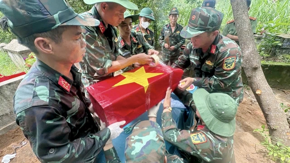 quoc-ky-duoc-trang-trong-phu-len-quach-hai-cot-liet-si-truong-van-tien.-anh_-doi-k51-bo-chqs-tinh-dak-lak.jpeg