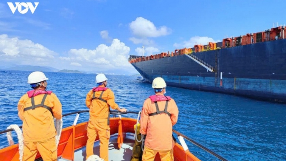 rescue-personnel-approach-the-vessel-with-the-distressed-crewmember_1.jpg
