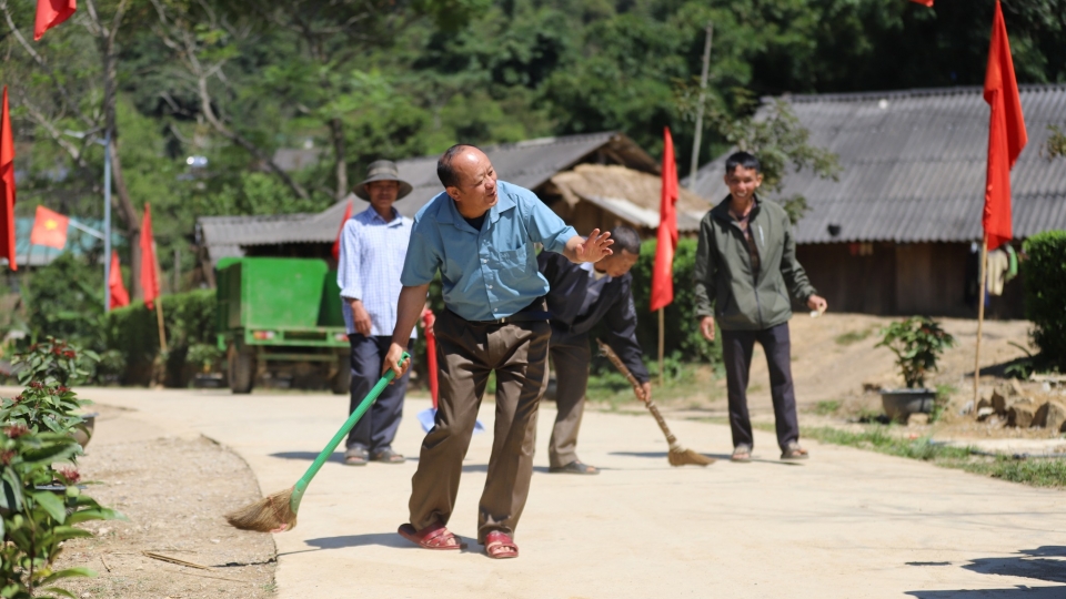 rs-nguoi-dan-ban-du-lich-cong-dong-tu-lu-tia-lo-xa-pu-nhi-phan-khoi-don-dep-ban-lang-don-du-khach.jpg