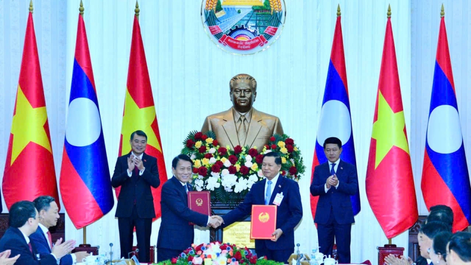 thu-tuong-chinh-phu-lao-saleumxay-kommasith-va-thu-tuong-chinh-phu-le-minh-hung-chung-kien-cac-bo-nganh-dia-phuong-cua-hai-nuoc-trao-cac-van-kien-hop-tac-quan-trong.jpg