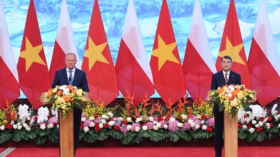 thu-tuong-le-minh-hung-va-thu-tuong-ba-lan-hop-bao-1.jpg