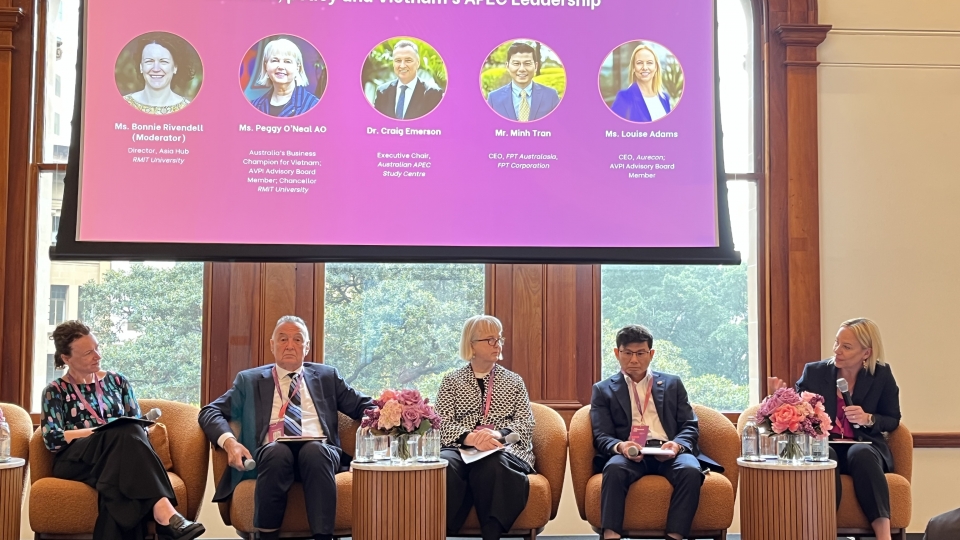 tien-sy-craig-emerson-thu-hai-tu-trai-sang-cung-cac-dai-bieu-thao-luan-ve-apec-2027.-nguon_-viet-nga_vov-australia.jpeg