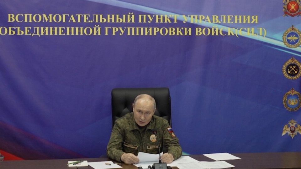 tong-thong-nga-putin-mac-quan-phuc-putin-hop-voi-chi-huy-quan-su-nga-.kremlin.jpg