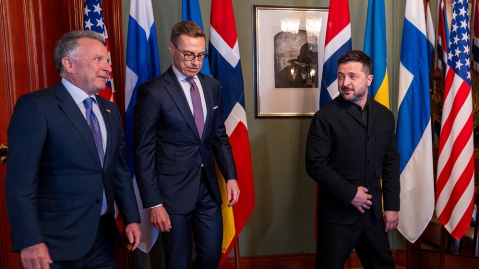 tong-thong-ukraine-volodymyr-zelensky-gap-go-dac-phai-vien-my-steve-witkoff-va-tong-thong-phan-lan-alexander-stubb-tai-oslo-na-uy-ngay-20-10-2026.-reuters.jpg