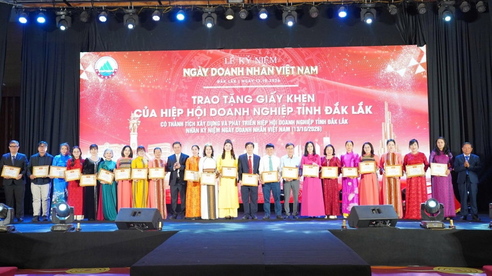 trao-bang-khen-cho-cac-tap-the-ca-nha-.jpg