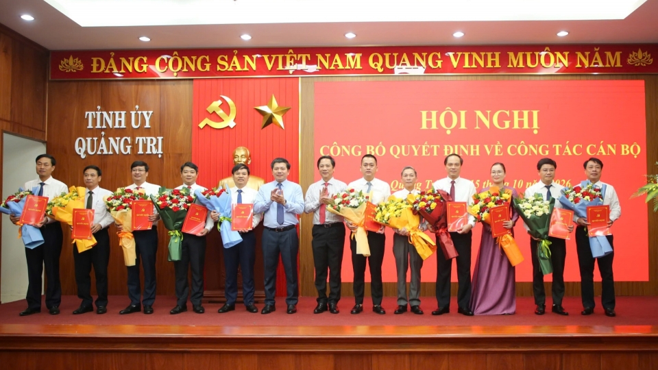 trao-quyet-dinh-dieu-dong-bo-nhiem-va-phan-cong-can-bo-giu-chuc-vu-lanh-dao-cac-xa-phuong.jpg