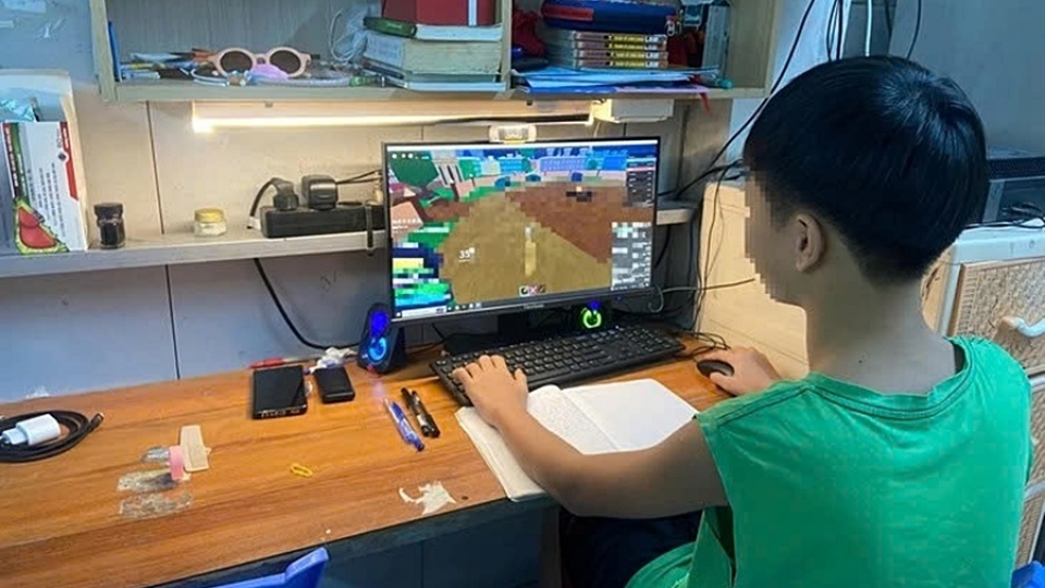 tre-em-truy-cap-internet-tre-em-internet-tre-em-dung-may-tinh-tre-em-may-tinh-tre-em-choi-game-tro-choi-dien-tu-.vov_.jpg