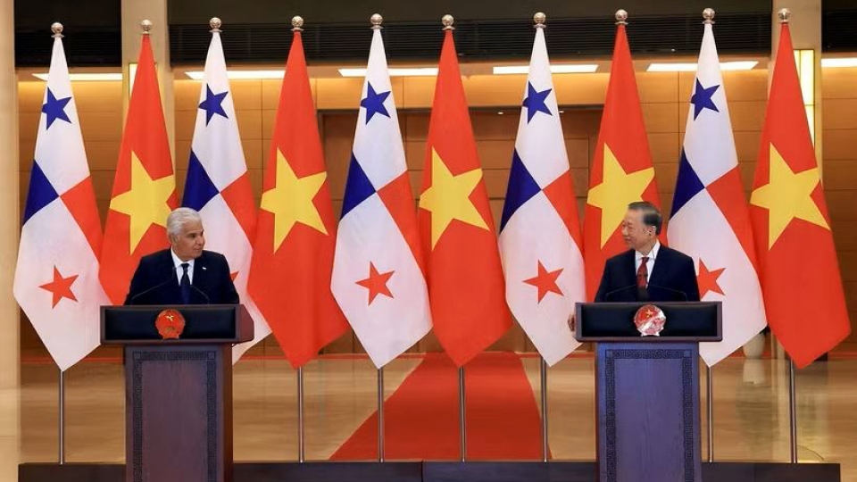 vietnam-and-panama-press-briefing-in-hanoi-on-october-6.jpg