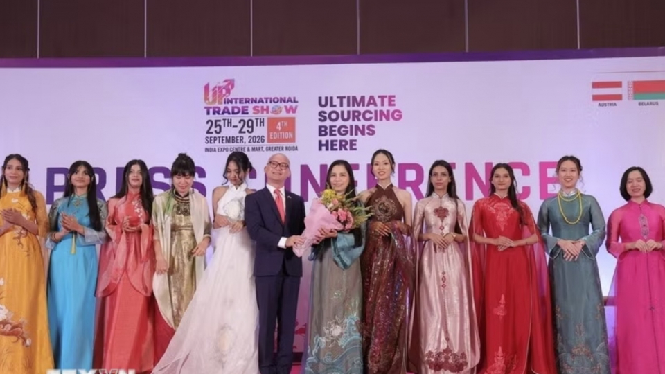vietnamese-ambassador-to-india-trinh-minh-manh-poses-for-a-photo-with-designer-doan-trang.jpg
