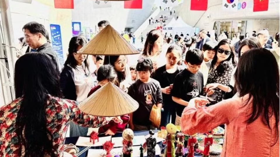 visitors-at-the-vietnamese-booth.jpg