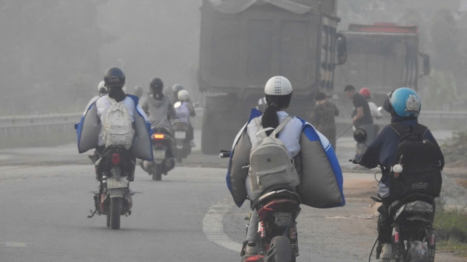 Xe chở cát nối đuôi ở Lâm Thao (Phú Thọ), người dân nơm nớp lo mất an toàn