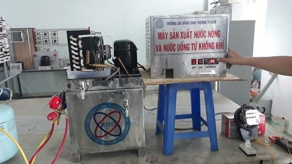 Students invent machine that produces drinking water from the air