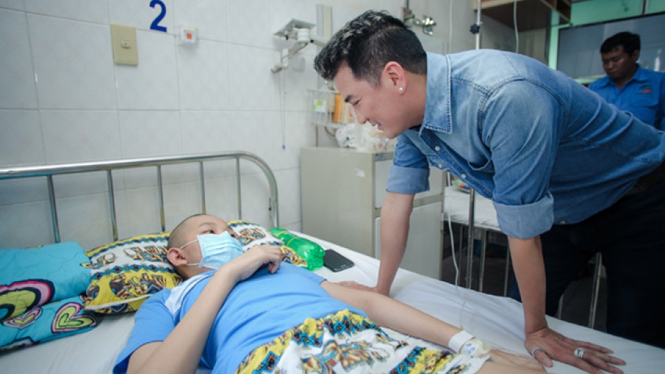 Vinh Hung makes special visit to kids who have cancer