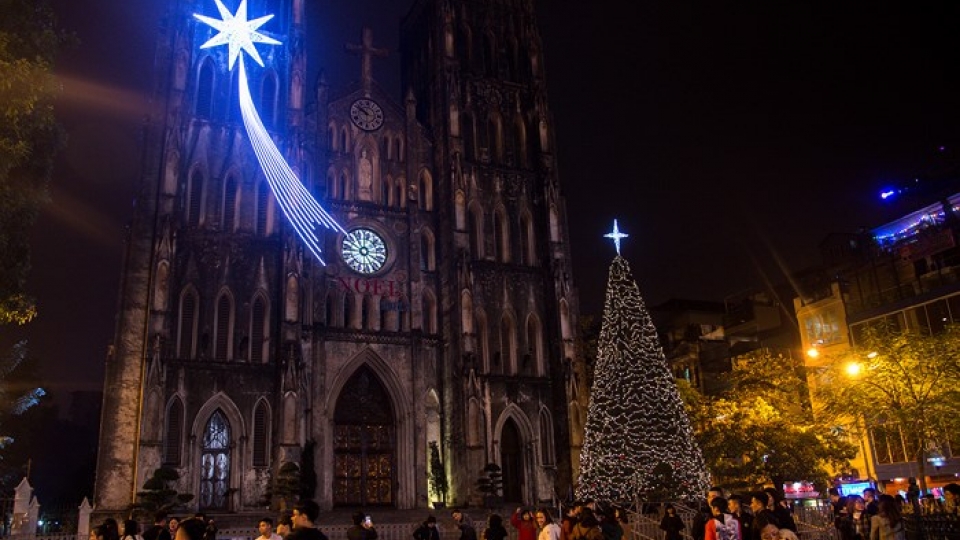 Sparkling Hanoi streets welcome Christmas