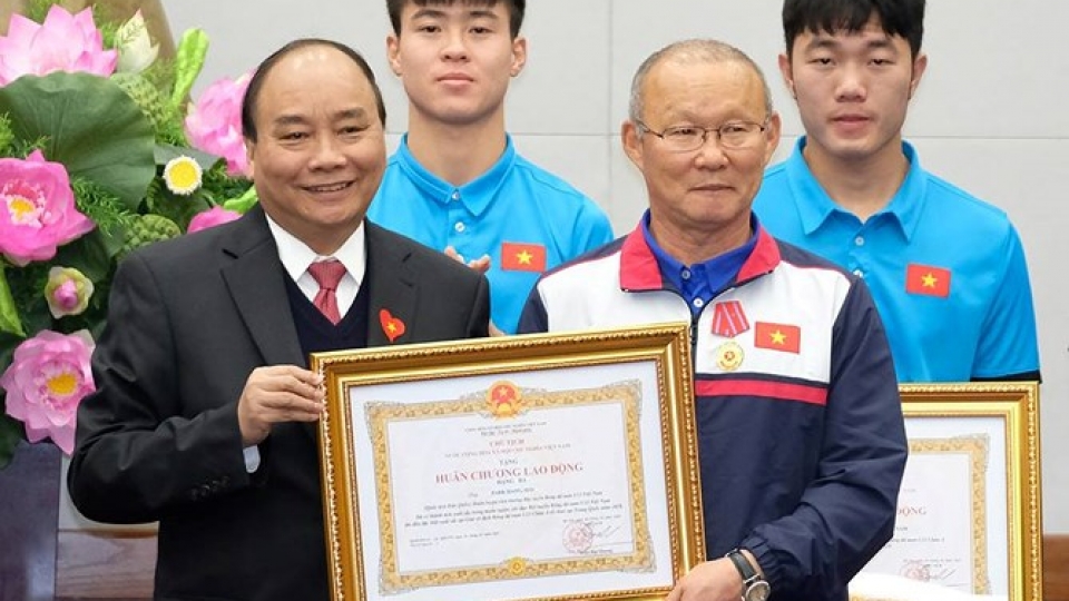 PM Phuc gives rousing welcome to U23 Vietnam team