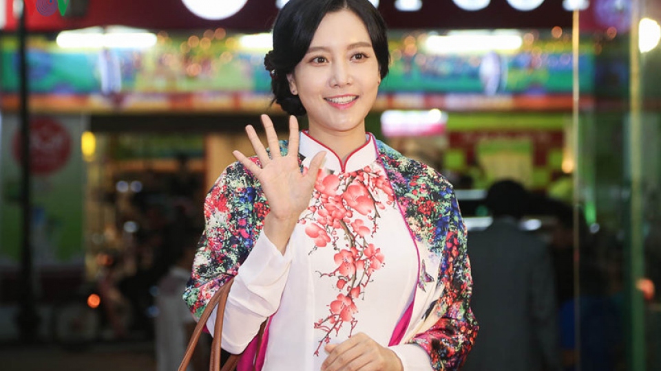 Korean movie star attends Dinh Manh Ninh live concert