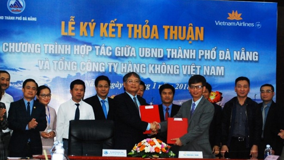 Da Nang, Vietnam Airlines shake hands in tourism, trade promotion
