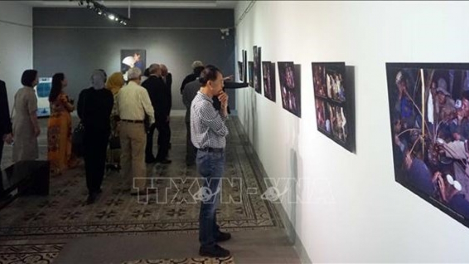 Hungarian_scientists_photos_tell_BruVan_Kieu_peoples_faith_story_MLUG.jpg