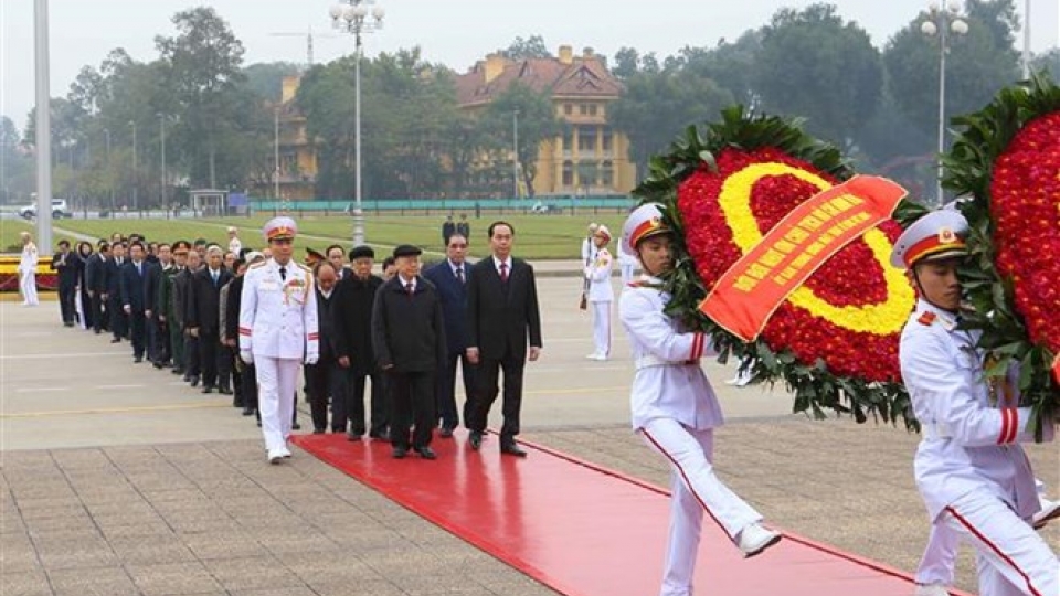 Leaders pay tribute to President Ho Chi Minh ahead of Tet