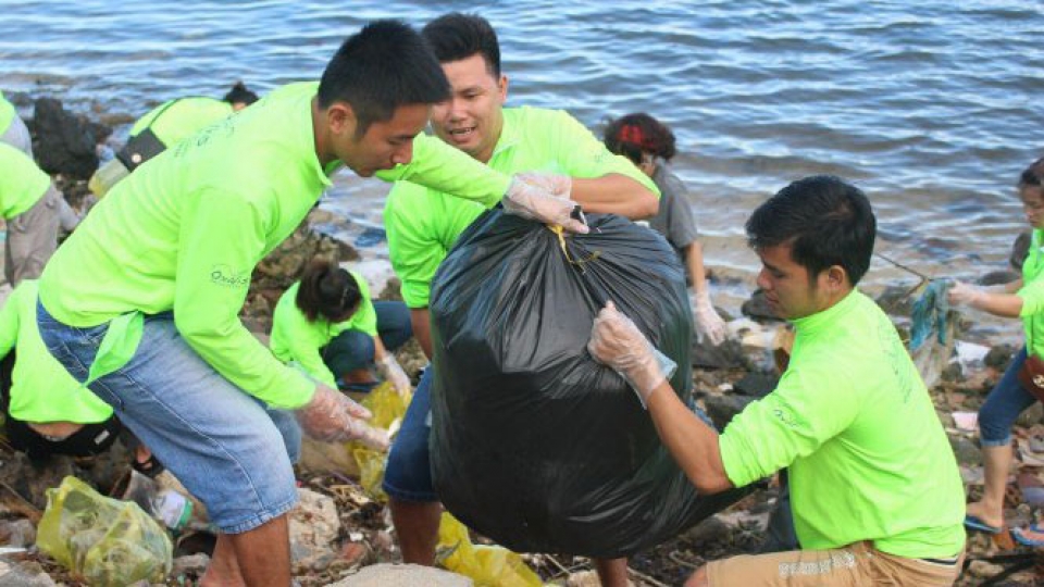 Tourists clear central Vietnam island of litter, promising new tour model