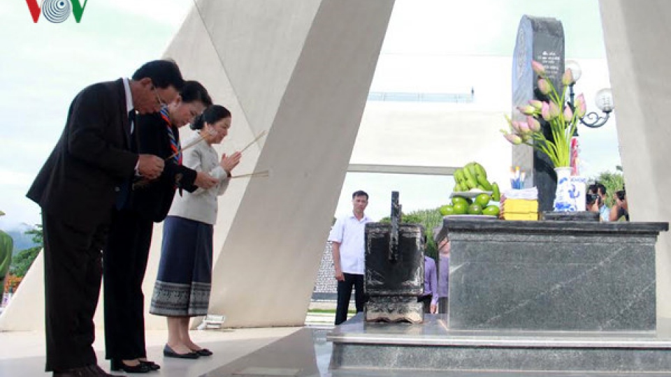 Leaders of Vietnam, Laos offer incense at Son La relic site