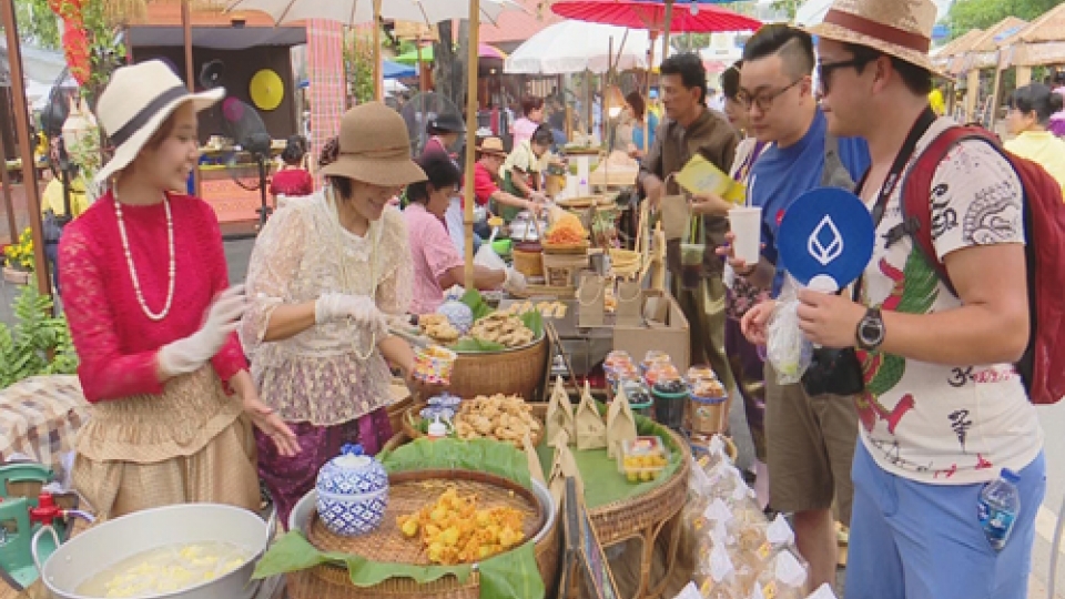 Un Ai Rak festival lively with visitors