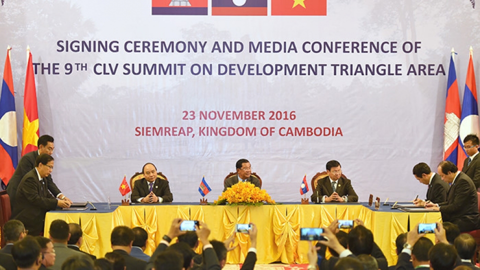 In photos: PM Phuc attends CLV summit in Cambodia