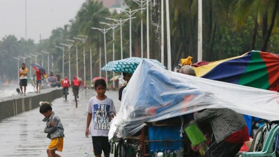 Typhoon Sarika hits Philippines
