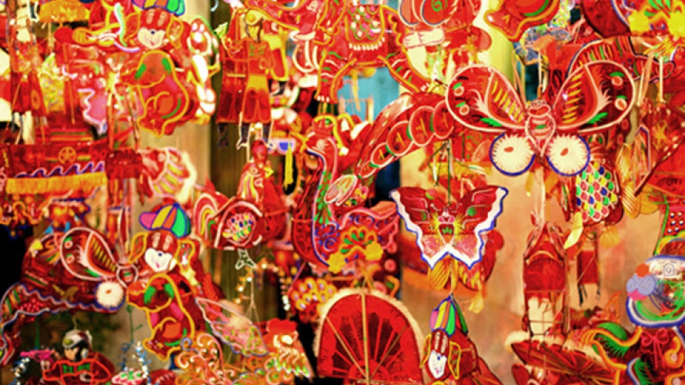 Shopping in Hanoi old quarter for Mid-autumn Festival