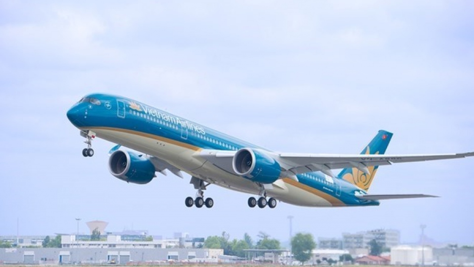 Vietnam Airlines welcomes 20 millionth passenger
