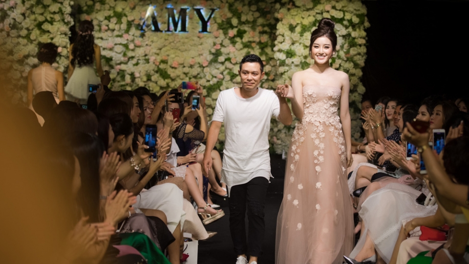 Huyen My charming at Hanoi fashion show