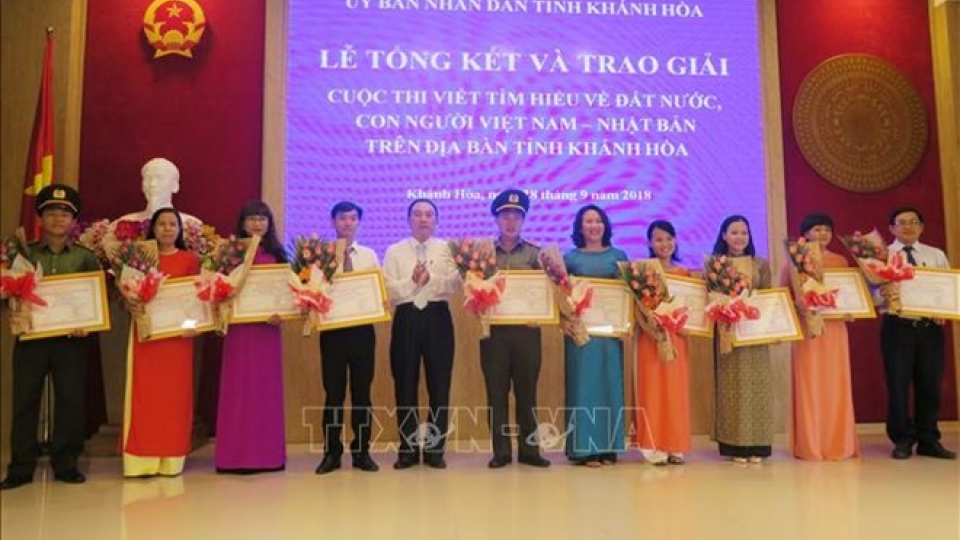 Winners_of_writing_contest_on_Vietnam__Japan_ties_honoured_FDZR.jpg
