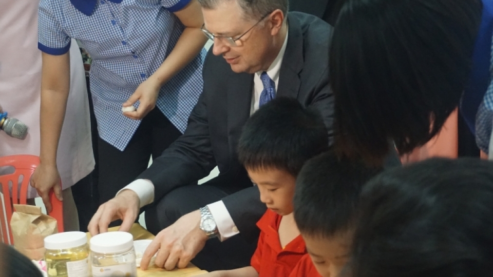 US Ambassador to Vietnam visits centre for disabled children in Hanoi