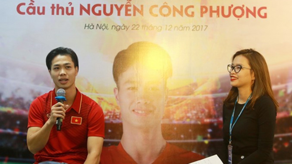 Cong Phuong talks to local fans in Hanoi