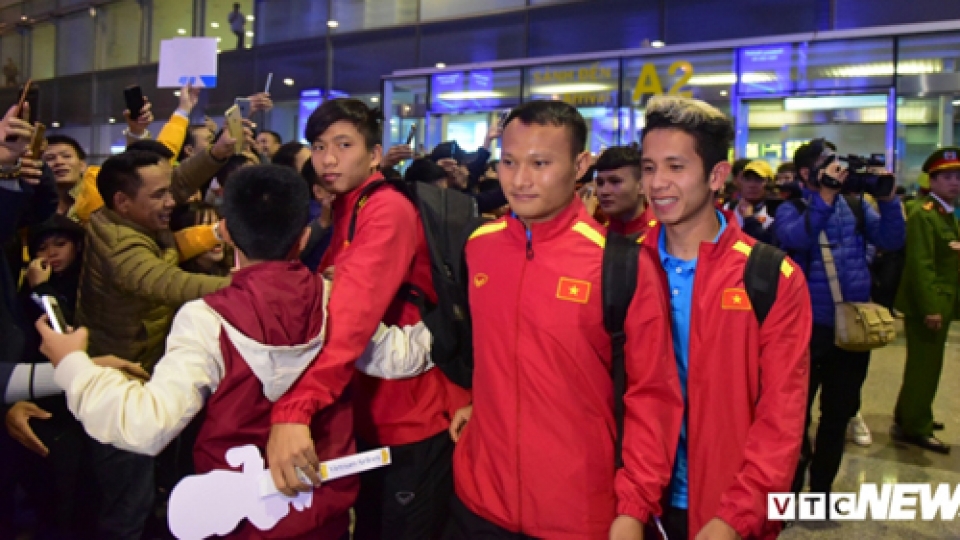 National team receives warm welcome home