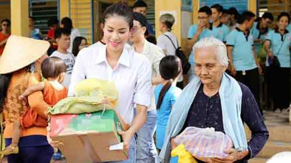 Pham Huong gets into charity work