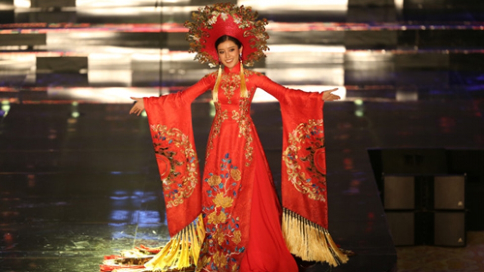 Huyen My’s national costume second at Miss Grand 2017