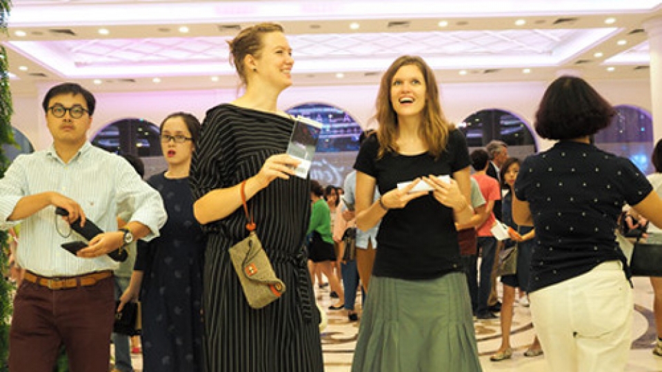 Contemporary dance mixed with digital arts “Hakanai” performed in Hanoi