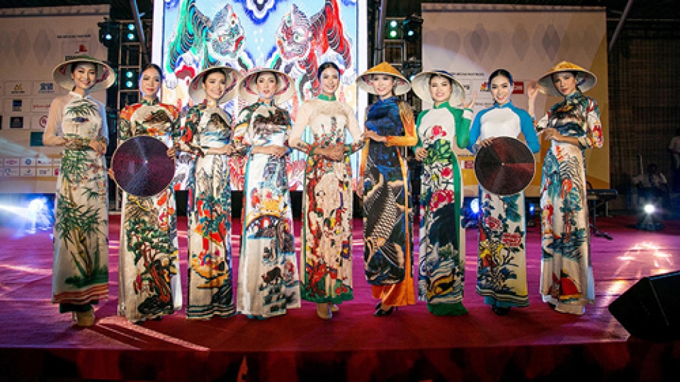 Ngoc Han takes the stage in Ao Dai for APEC welcome party