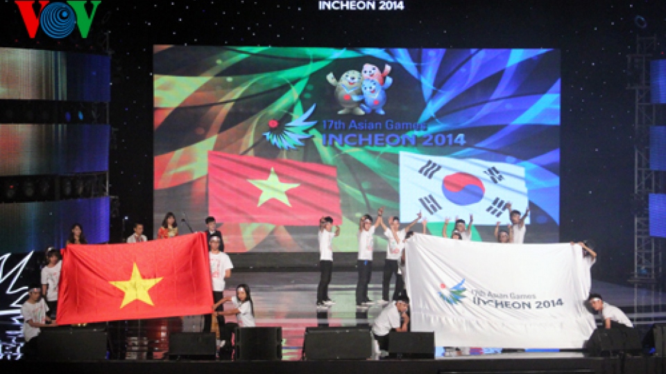 Ho Ngoc Ha sings with JYJ at ASIAD 2014