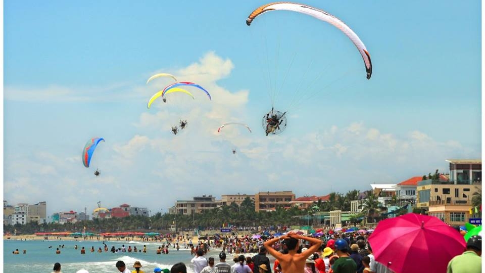 Paragliders soar like eagles in Danang