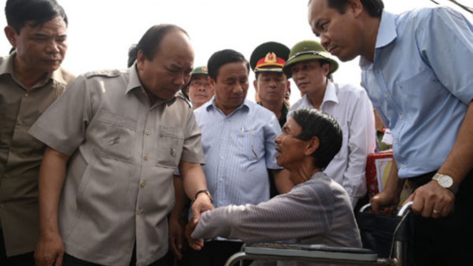 PM surveys typhoon damage, thanks first responders